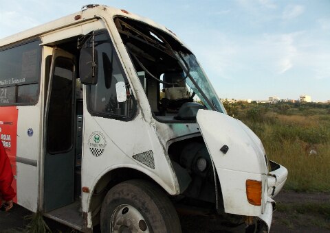 Taxibus pierde el control en Juriquilla