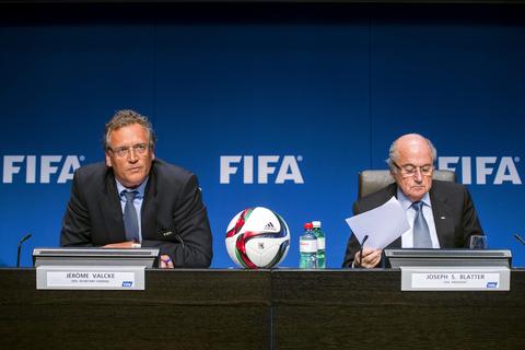Revelan ganancia de Blatter