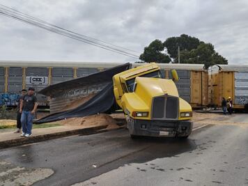 Tráiler embestido por tren quedó destruido