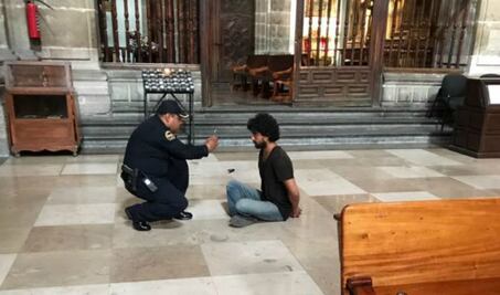 Apuñalan a sacerdote en la Catedral Metropolitana