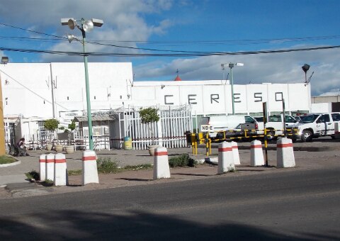 Movimiento policial en penal varonil