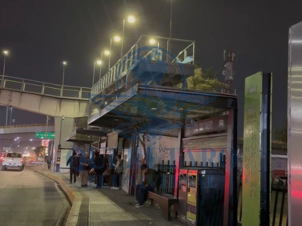 Fallece hombre sobre puente peatonal en Avenida Constituyentes, Querétaro