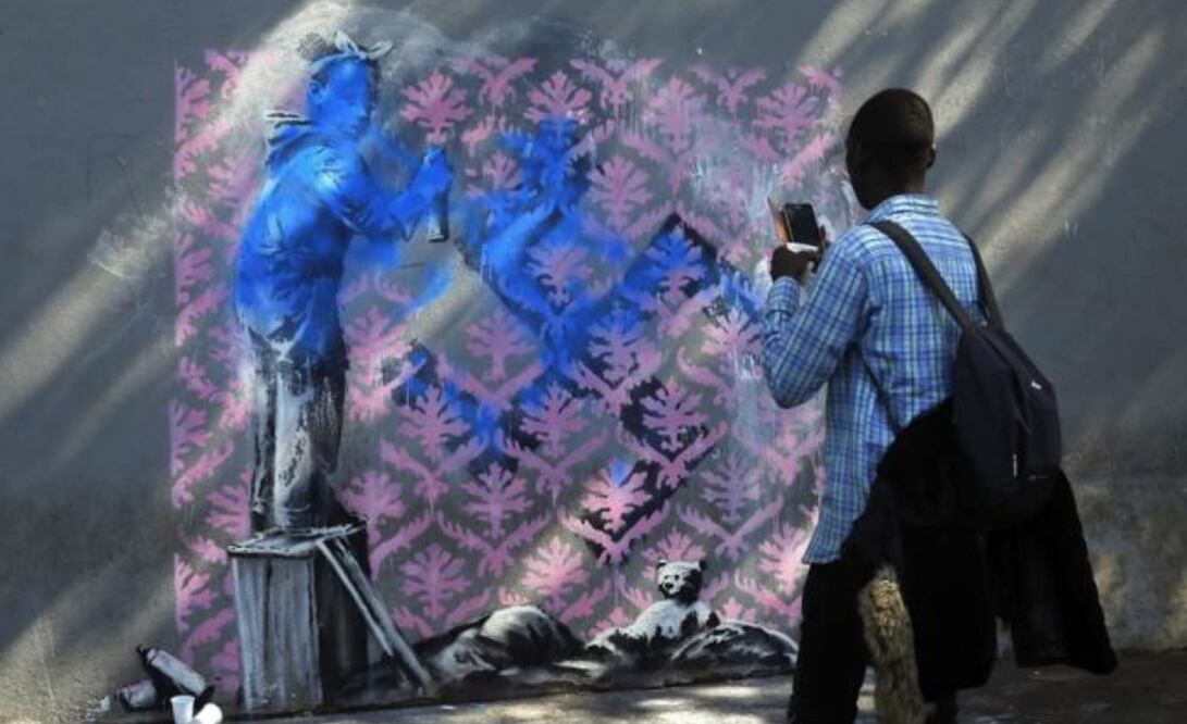 Unas obras de arte urbano aparecieron en las calles de París y fueron atribuidas al artista Banksy. Foto: AP /Thibault Camus