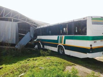 Choca camión foráneo y daña una granja 