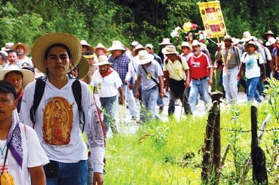 Caminan bajo  la lluvia en la sierra