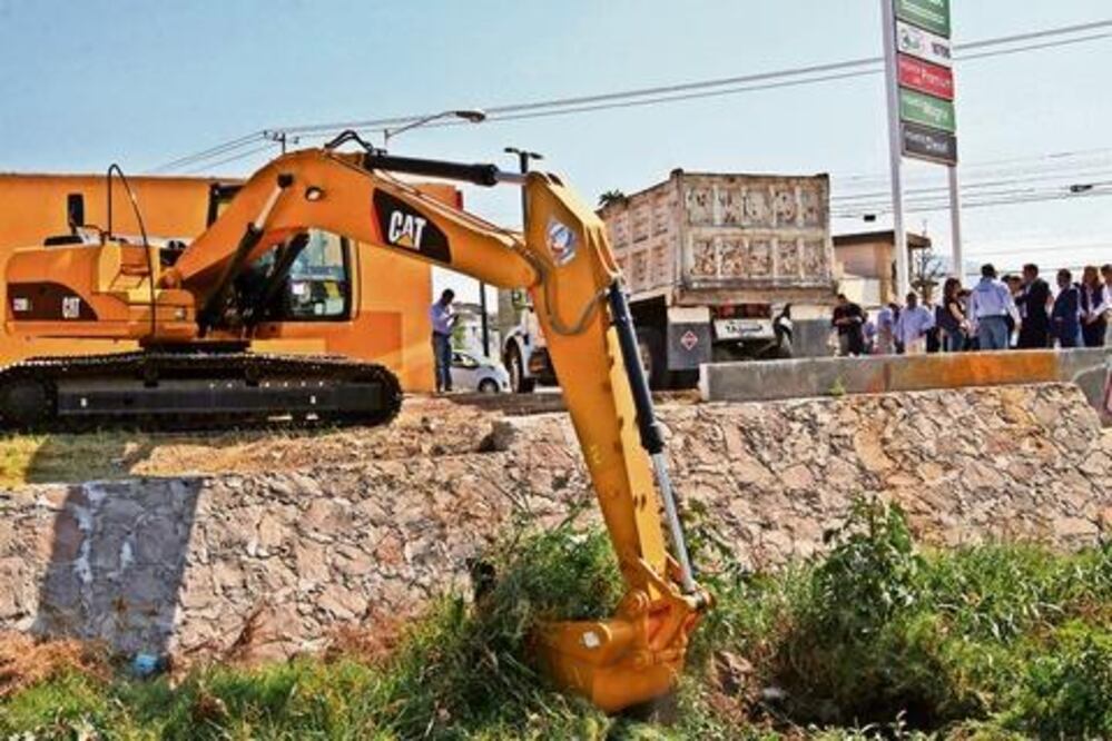 Avanza limpia de drenes en Corregidora
