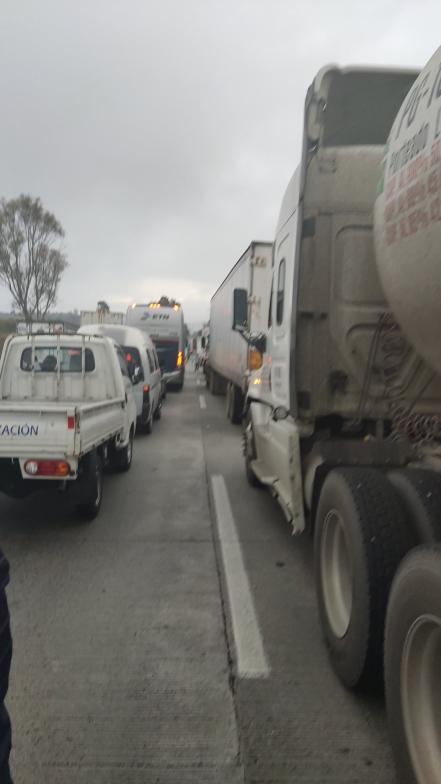 Autopista México-Querétaro cerrada por derrame de combustible 