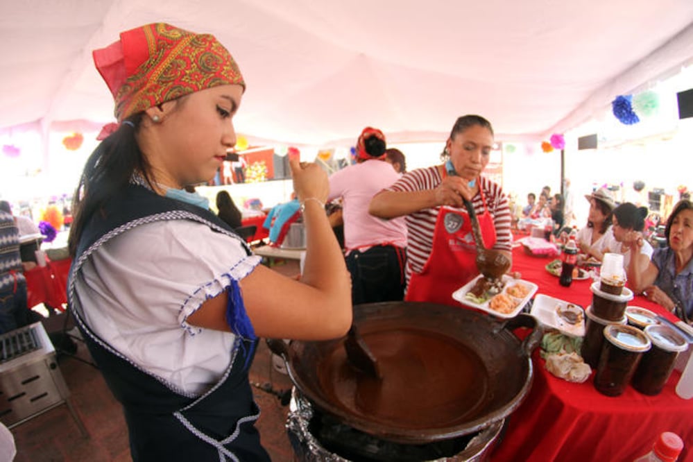 El sabor único del mole es apreciado por los comensales pues para su elaboración se requiere de todo un proceso que puede demorar hasta cuatro días, pues se deben desvenar los chiles (Fotos: CÉSAR GÓMEZ)