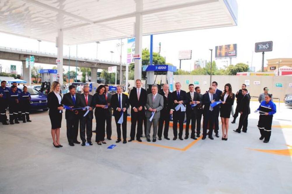 Joaquín Coldwell, secretario de Energía, y directivos G500 y Glencore al inaugurar la primera gasolinera del grupo. (G500)