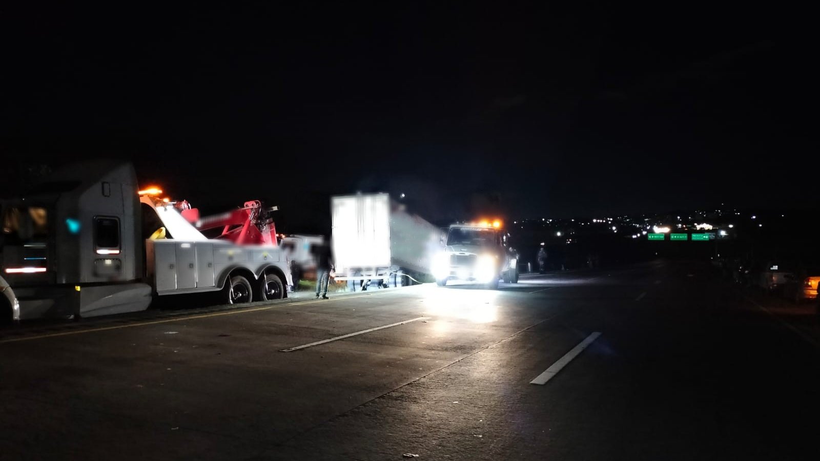 Continúa cerrada la autopista México-Querétaro, a la altura de San Juan del Río