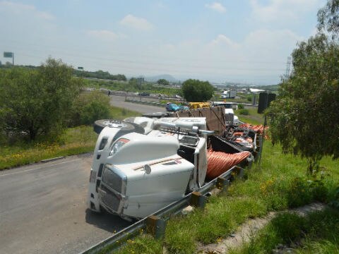 Vuelca tracto camión