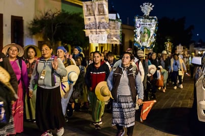 Mil 230 mujeres de la Sierra Gorda de Querétaro van hacia el Tepeyac