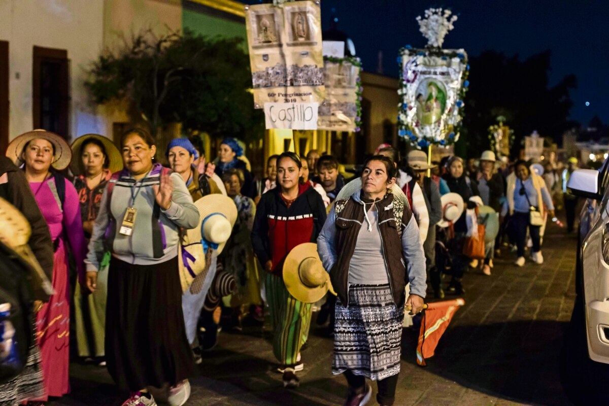 Mil 230 mujeres de la Sierra Gorda de Querétaro van hacia el Tepeyac