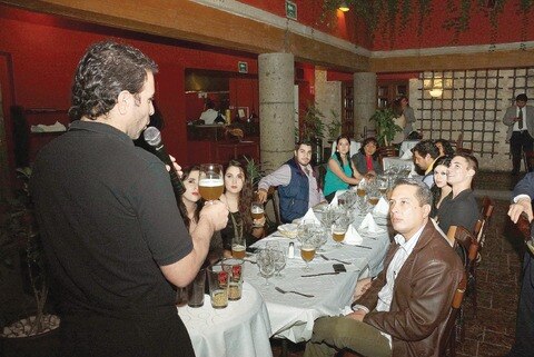 Maridan con cerveza en El Caserío