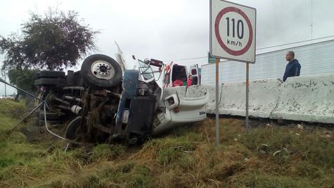 Vuelca tractocamión en la Carretera México-Querétaro
