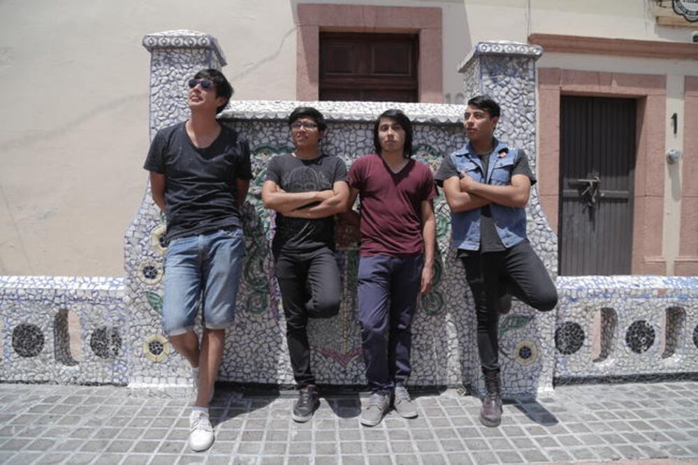 Los jóvenes definen el estilo musical de la banda como surf-punk o punk- pop (GONZLO IBAÑEZ. EL UNIVERSAL)