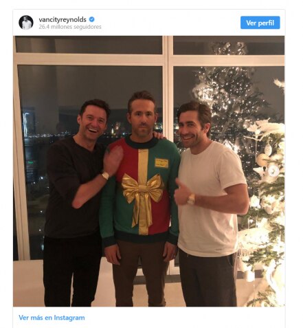 Jackman y Gyllenhaal juegan broma navideña a Reynolds