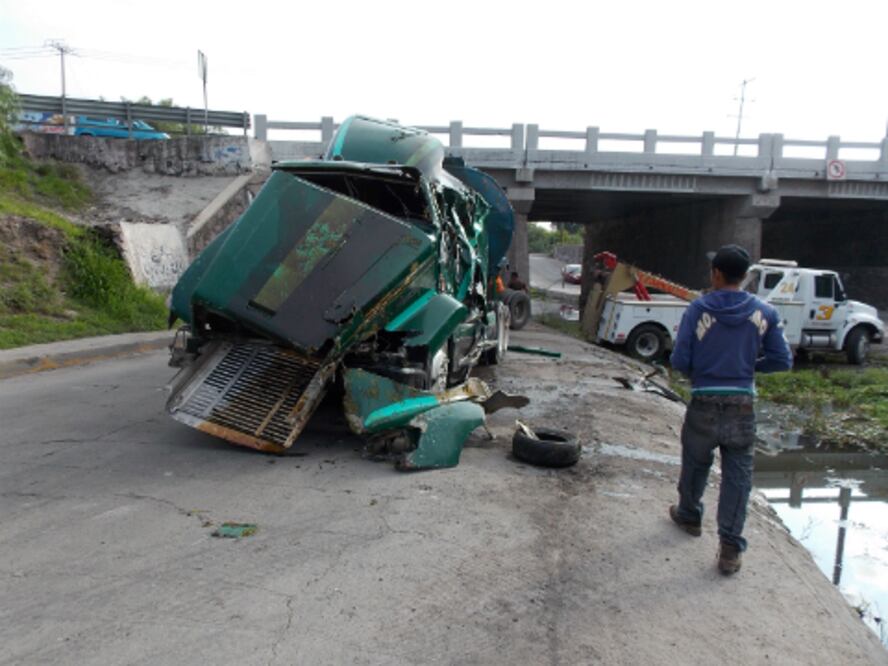 Termina pipa en cauce de río