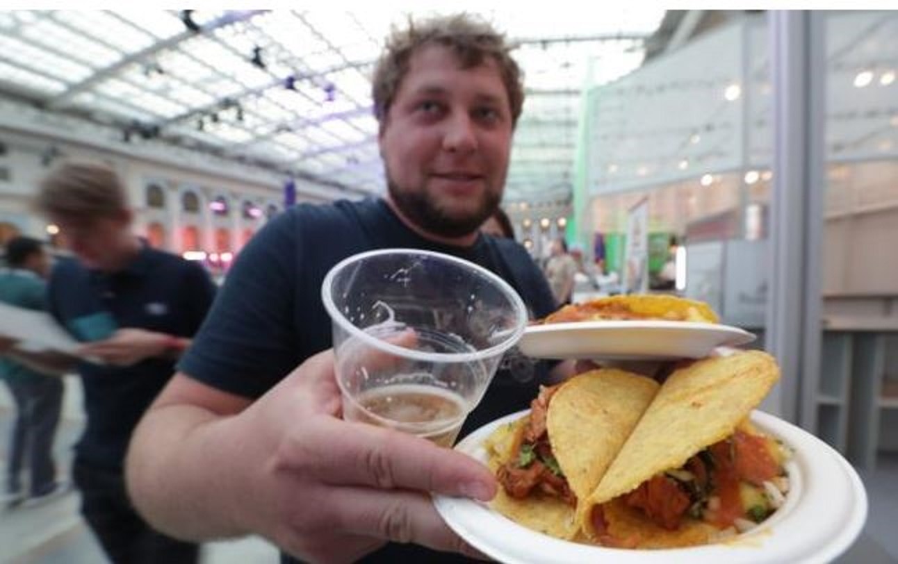 Mexicanos enseñan a hacer tacos al pastor en Rusia