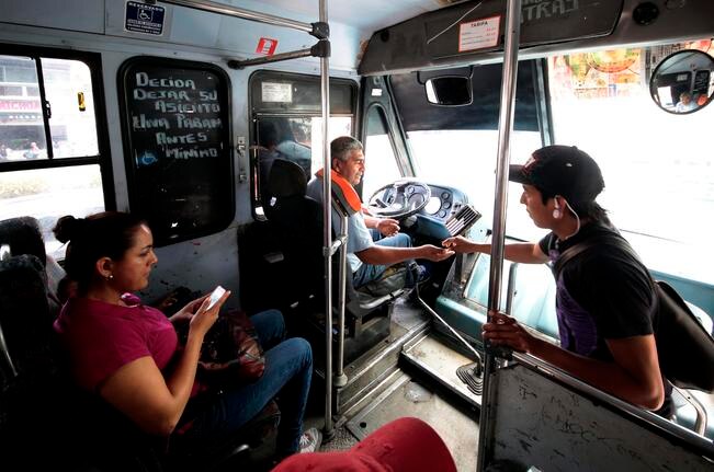 La primera credencial para el transporte público será gratuita, y se entregará a los 300 mil usuarios, a través de módulos de atención. (ARCHIVO. EL UNIVERSAL)