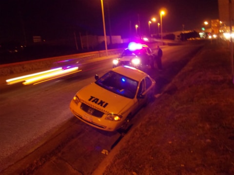 Taxi cae en una zanja