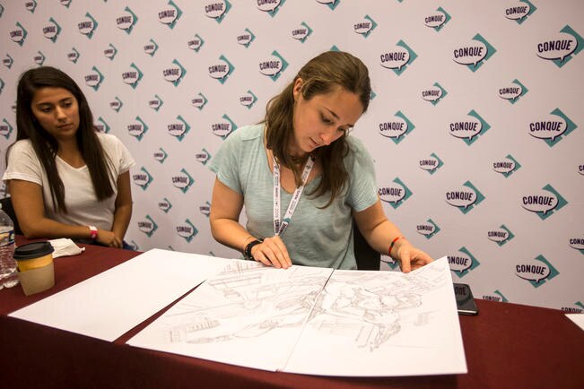 Recca Taylor revisó cada detalle de las obras expuestas por los ilustradores mexicanos.  FOTO: DEMIAN CHÁVEZ