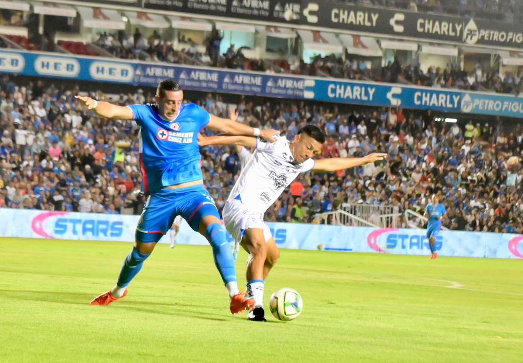 Gallos deja ir la victoria frente a Cruz Azul en los últimos minutos