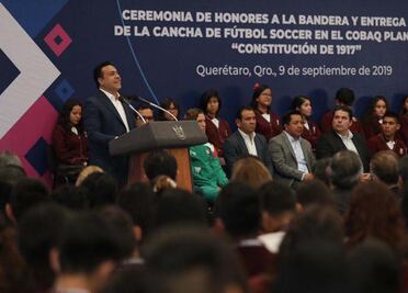 Gobernador y edil entregan una cancha de soccer 