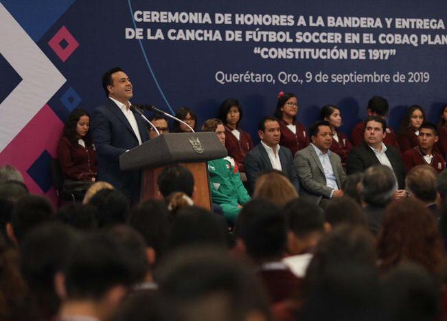 Gobernador y edil entregan una cancha de soccer