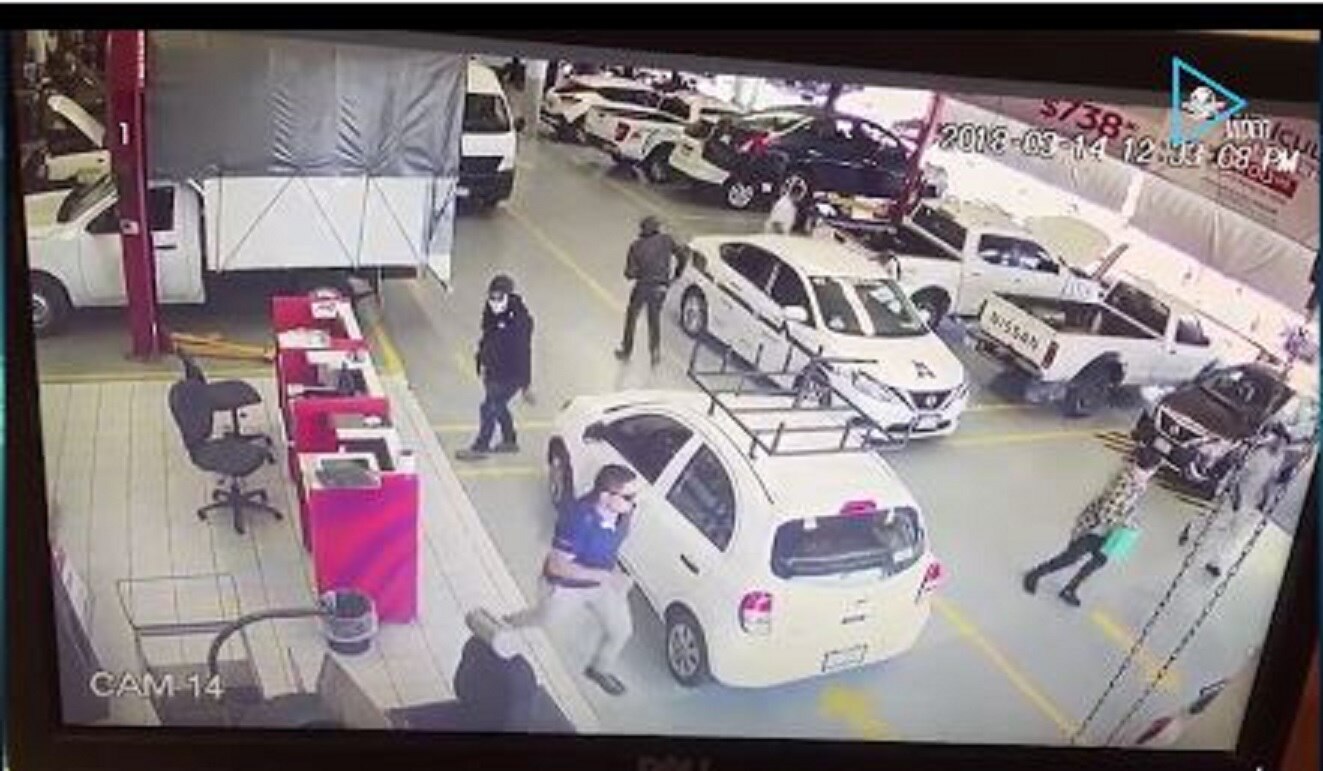 Video. Desalojan agencia a punta de pistola, rocían gasolina y queman autos en Michoacán