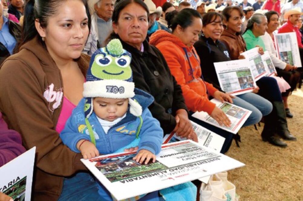 Gobernador entrega apoyos sociales en gira por Cadereyta 