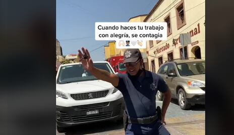 Hacen viral al "Poli feliz"; baila mientras dirige el tránsito en Querétaro