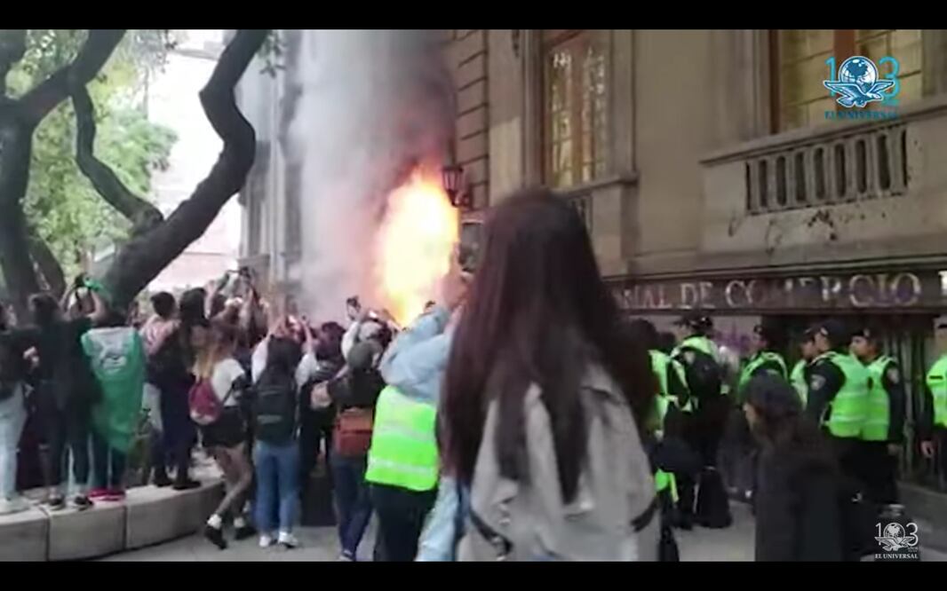 Las manifestantes prendieron fuego a las puertas de la Cámara de Comercio de la Ciudad de México (Canaco). Foto: Captura de pantalla