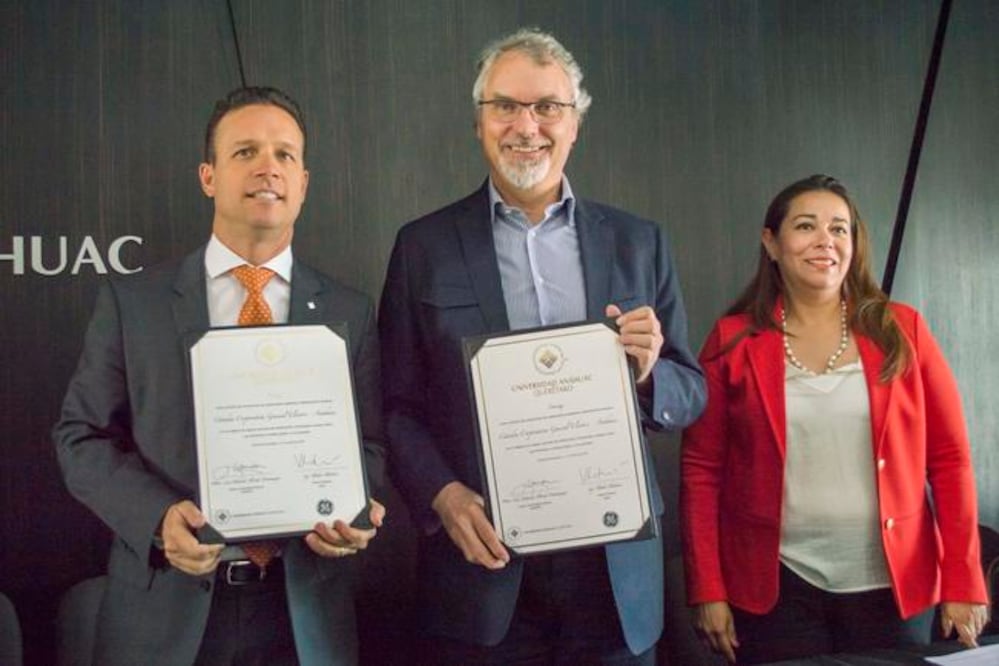 El rector Luis Eduardo Alverde Montemayor y el director general de General Electric Infrastructure Querétaro (GEIQ), Vlakto Vlaktovic (MITZI OLVERA. EL UNIVERSAL)