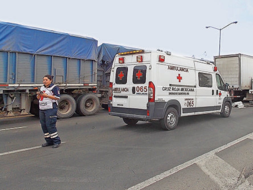 Deja dos lesionados accidente vehicular en la carretera 57