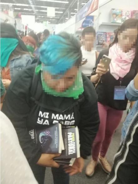 Feministas queman libros sobre “curar la homosexualidad” en la FIL Guadalajara