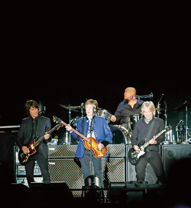 Sir Paul da fuerza a sus "súbditos"