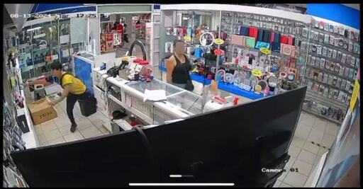 Captan a familia completa robando en la Plaza Pedregal de Tequisquiapan
