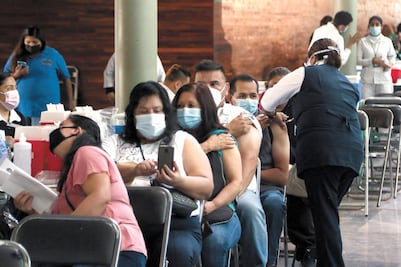Población joven, más sensible a efectos de la vacuna: IMSS