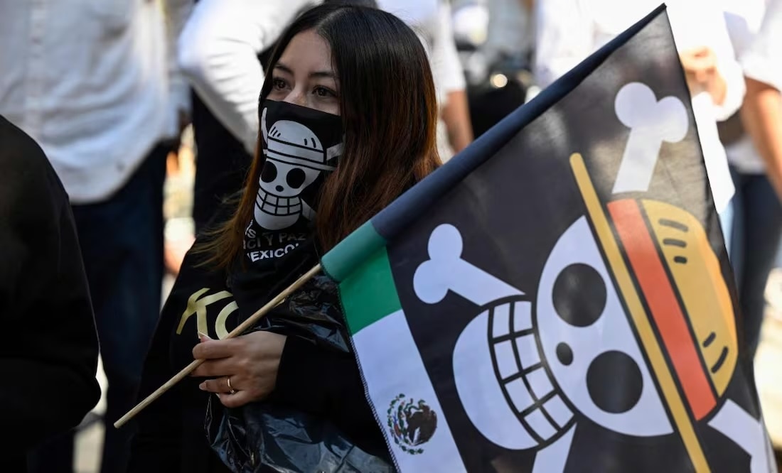 Un manifestante porta una bandera del manga One Piece durante una marcha contra el gobierno de la presidenta de México, Claudia Sheinbaum, en la Ciudad de México el 15 de noviembre de 2025. Foto: AFP