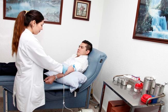 Son varios los filtros que los interesados en donar sangre tienen que pasar. Entre ellos un cuestionario sobre su salud en general y su salud sexual, si han padecido alguna enfermedad contagiosa o si tienen la piel tatuada o perforaciones. Foto:ALMA GÓMEZ