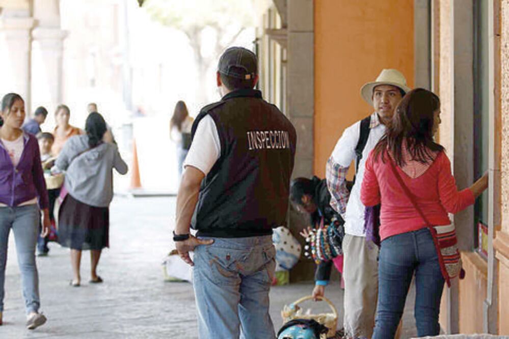 Decomisan mercancía a 49 ambulantes