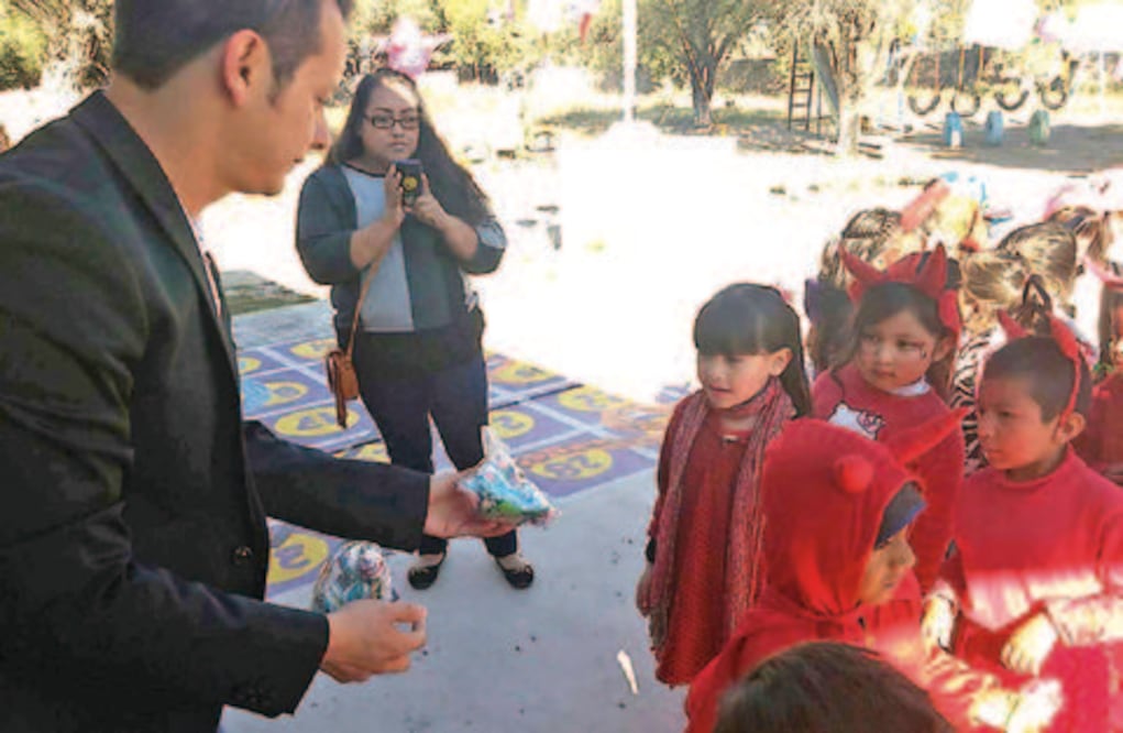 Manda Raúl Orihuela aguinaldos a niños