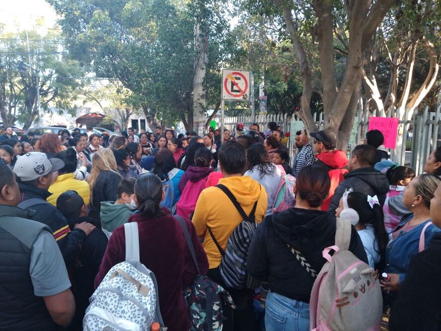 Manifestación de padres de familia de la escuela Centenario 1867-1967. Foto: Domingo Valdez