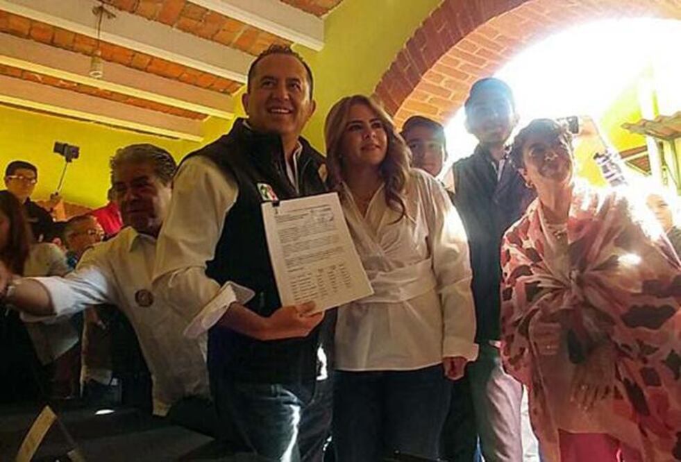 El candidato del PRI a la presidencia municipal de San Juan del Río, Gerardo Sánchez Vázquez, acudió a registrar a su planilla ante el IEEQ. Foto: Alma Córdova
