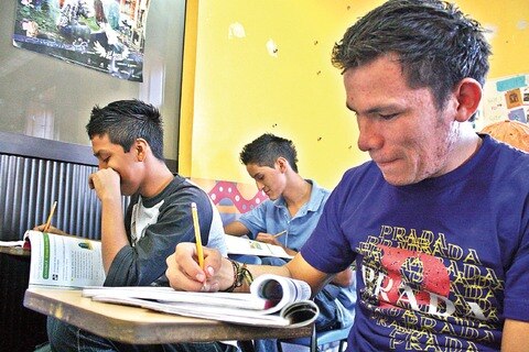 Baja 9.8%  rezago educativo