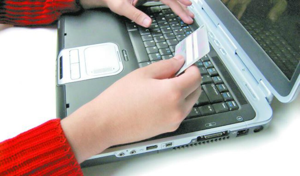Crecen compras con tarjeta por internet