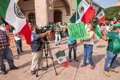 A pie y sin sana distancia, Frena marcha para protestar contra AMLO