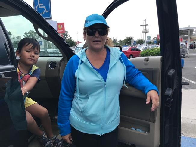 Aline Reyes acude a comprar despensa para su hogar y trata de buscar los establecimientos en la ciudad que le permita realizar sus compras sin tener que preocuparse por el tiempo. (Fotos: DEMIAN CHÁVEZ Y CÉSAR GÓMEZ)