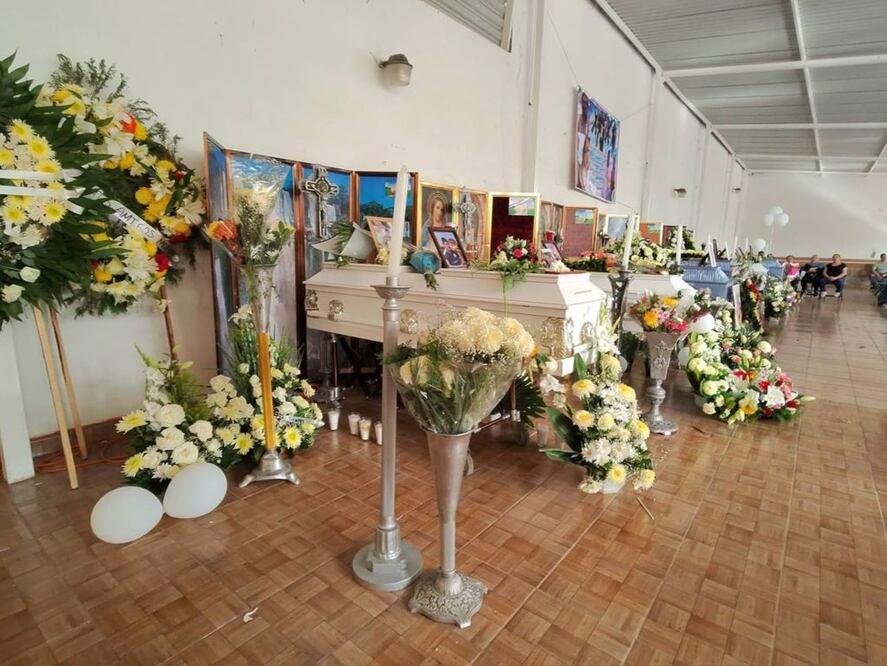 En El Salitre despiden a la familia que perdió la vida en un accidente automovilístico. Foto: Demian Chávez